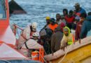 Migrantes siendo rescatados del mar.