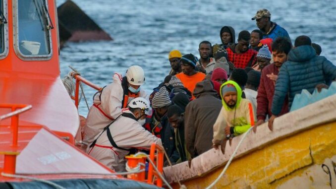 Migrantes siendo rescatados del mar.