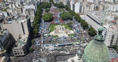 Demostración de fuerza de los trabajadores argentinos contra el ajuste de Milei.
